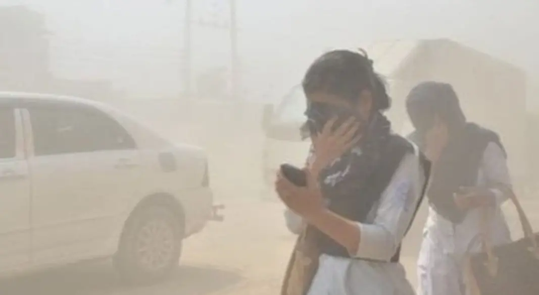 বায়ুদূষণের মধ্যে রাস্তা পার হচ্ছেন দুই নারী। পুরোনো ছবি