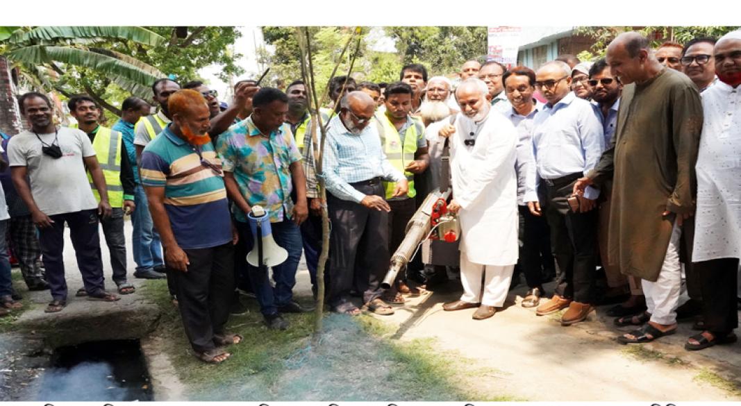 খুলনা সিটি কর্পোরেশনের (কেসিসি) প্রশাসক নজরুল ইসলাম মঞ্জু আজ নগরীর খালিশপুর এলাকায় মশক নিধন ও পরিষ্কার-পরিচ্ছন্নতা অভিযানে অংশ নেন