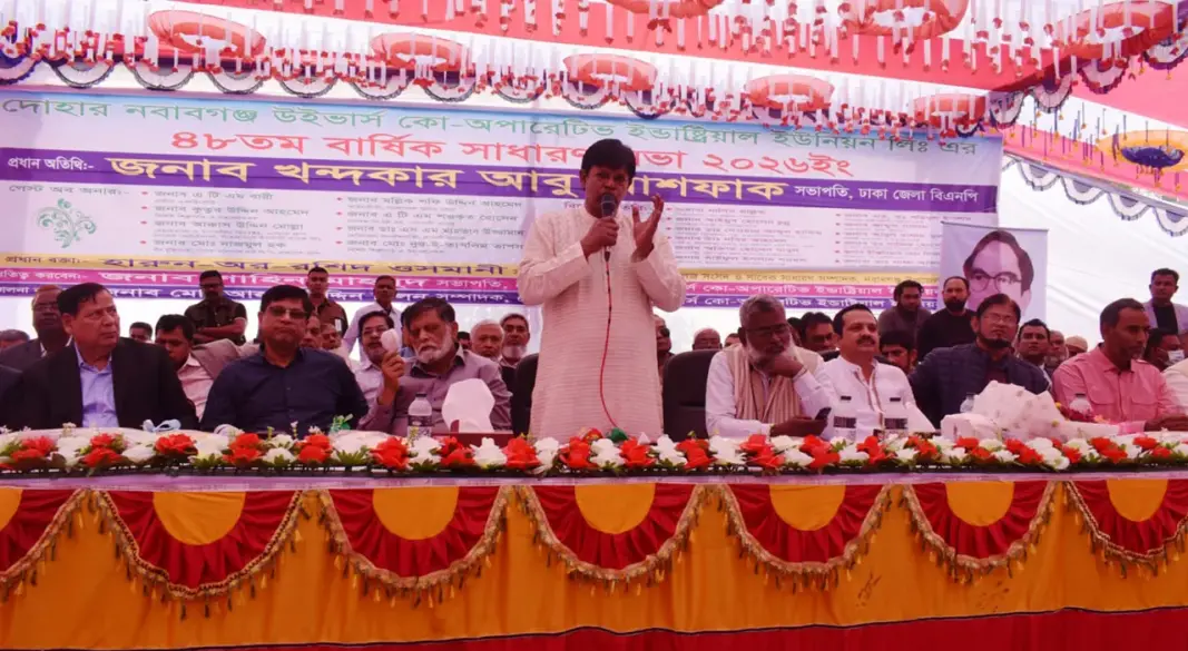 নির্বাচনী সমাবেশে বক্তব্য রাখছেন ঢাকা-১ আসনে বিএনপি মনোনীত প্রার্থী খন্দকার আবু আশফাক।