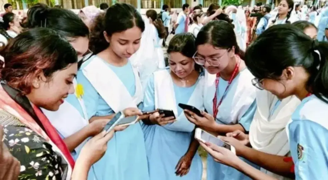 ৩১ অক্টোবর বেলা ১১টায় সারাদেশে একযোগে এইচএসসি ও সমমান পরীক্ষার ফল প্রকাশ করা হবে। ফাইল ছবি