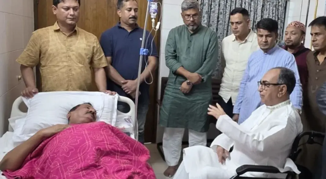 ভূমিমন্ত্রী মিজানুর রহমান মিনুকে হাসপাতালে দেখতে গিয়েছেন বিএনপির স্থায়ী কমিটির সদস্য ও প্রধানমন্ত্রীর উপদেষ্টা মির্জা আব্বাস। ছবি: সংগৃহীত