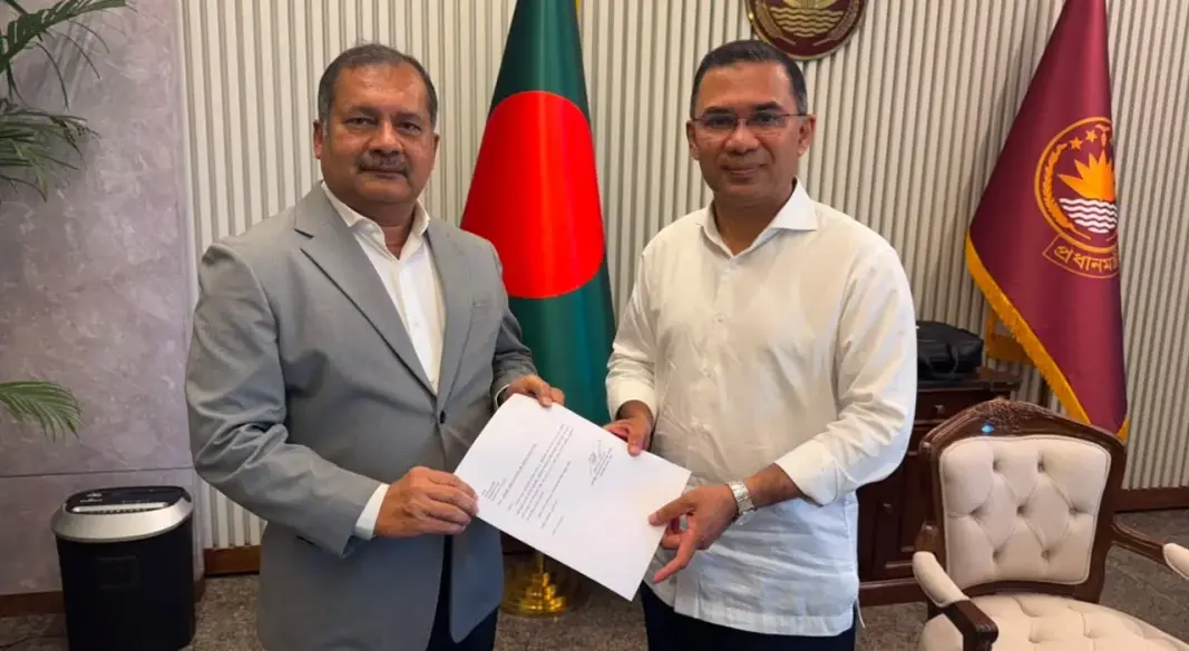 প্রধানমন্ত্রী তারেক রহমানের কাছ থেকে যোগদানপত্র নিচ্ছেন জহির উদ্দিন স্বপন। ছবি: সংগৃহীত
