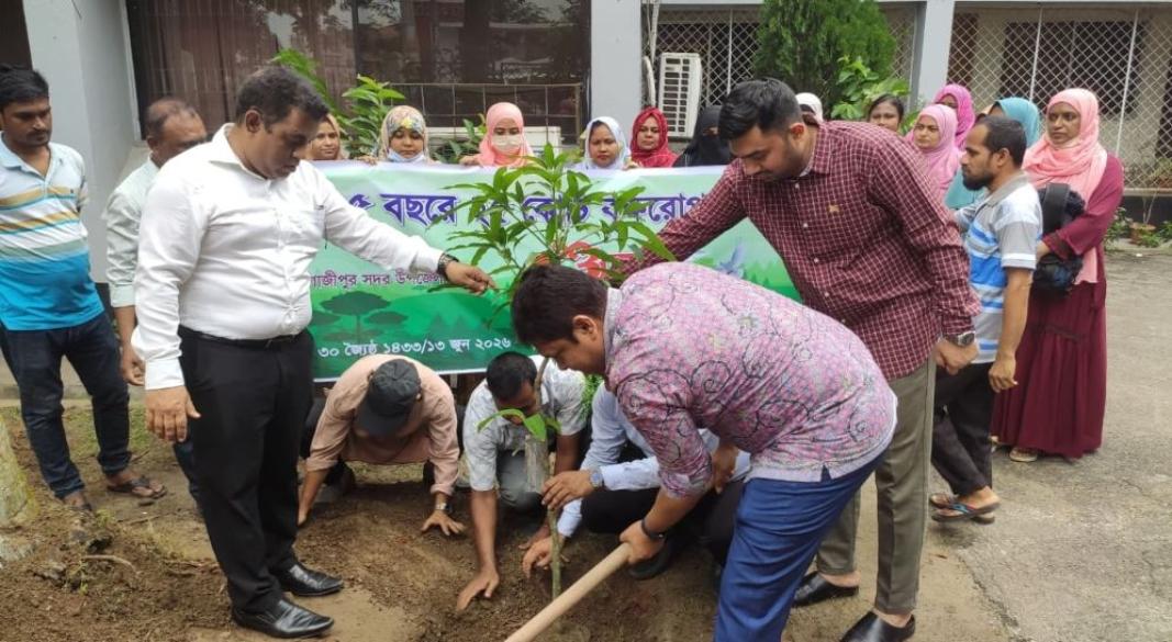 গাজীপুরে বৃক্ষরোপণ কর্মসূচির উদ্বোধন করেছেন জেলা প্রশাসক মো. নূরুল করিম ভূঁইয়া।