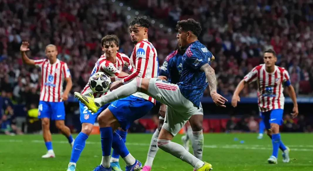 সেমিফাইনালের প্রথম লেগে আর্সেনাল ও অ্যাতলেটিকো মাদ্রিদের খেলোয়াড়দের বল দখলের লড়াই। ছবি: সংগৃহীত