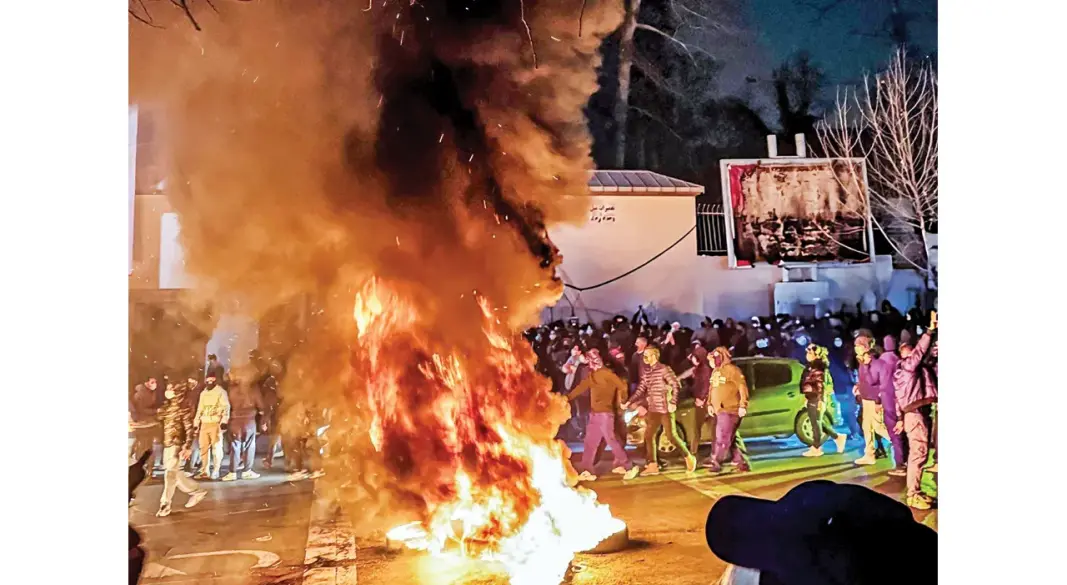 ইরান একচুলও পিছু হটবে না কঠোর হুঁশিয়ারি খামেনির