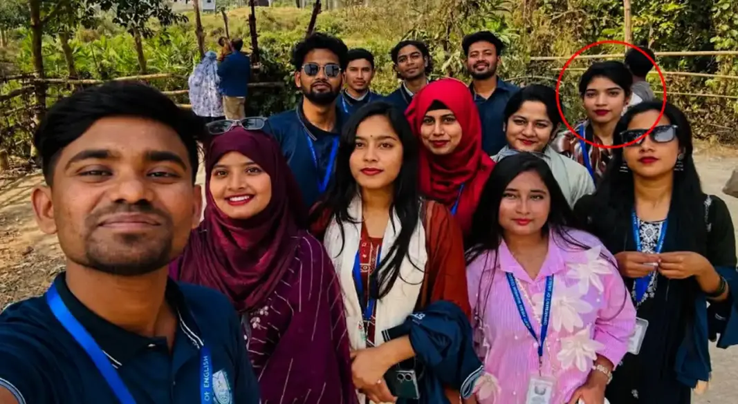 সহপাঠীদের সঙ্গে তোলা ইসরাত জাহান রিমার ছবি: সংগৃহীত