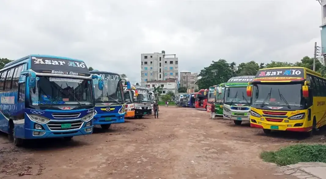 টার্মিনালে অলস পড়ে থাকা বাস। ছবি: সংগৃহীত