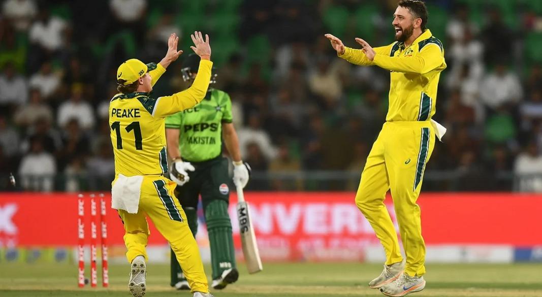 উইকেট লাভের পর অস্ট্রেলিয়া শিবিরে উদযাপন। ছবি : ক্রিকইনফো