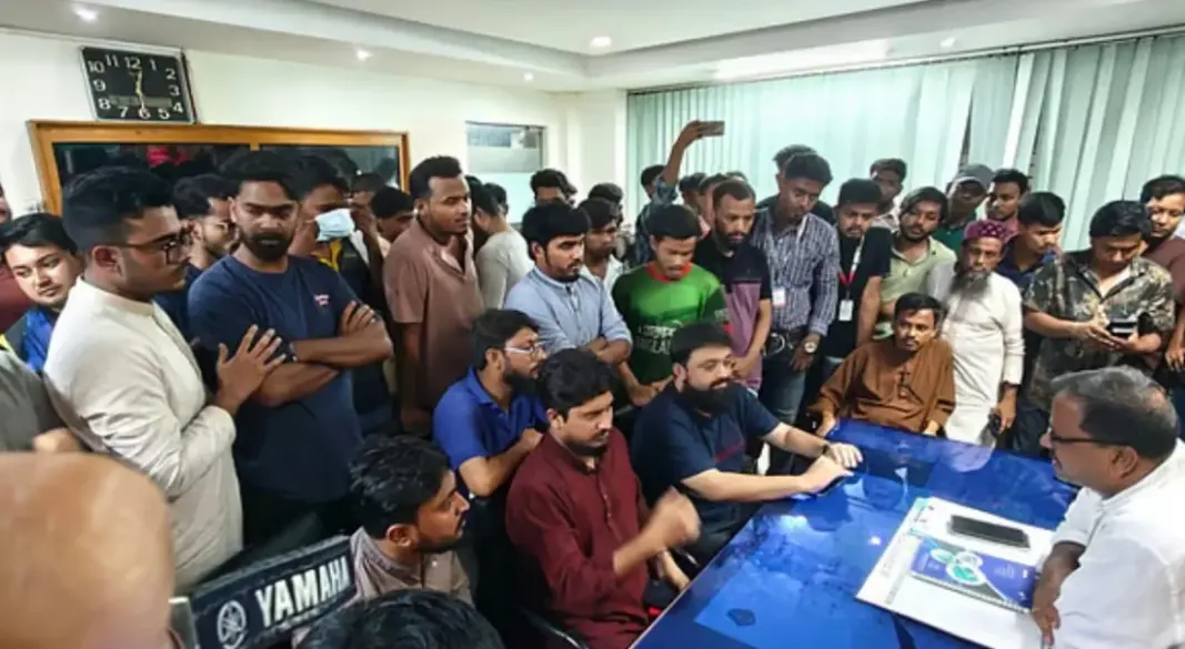 গ্রেপ্তার তরুণের মুক্তির দাবিতে থানায় অবস্থান নেন এনসিপির নেতা–কর্মীরা। ছবি: সংগৃহীত