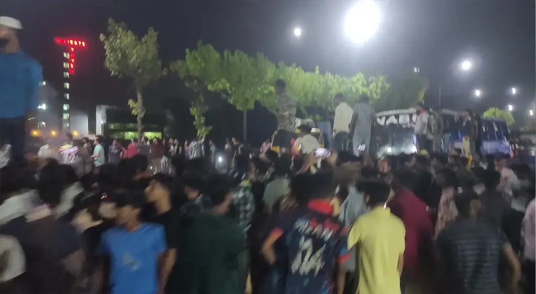 সাভারে সড়ক অবরোধ। ছবি: সংগৃহীত