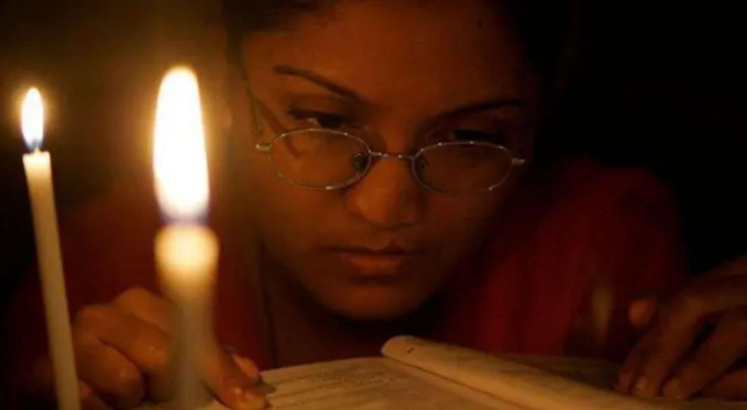 বিদ্যুৎ বিভ্রাটের মাঝে পড়াশুনা করছে শিক্ষার্থী। ছবি : সংগৃহীত