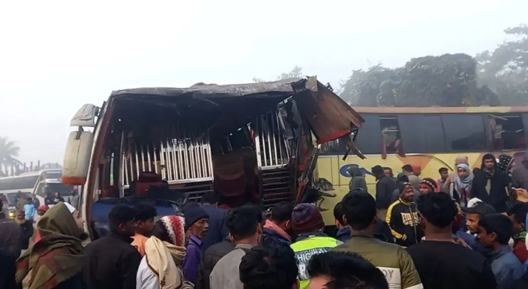 ঢাকা-সিলেট মহাসড়কে ক্ষতিগ্রস্ত দুই বাস। ছবি : সংগৃহীত