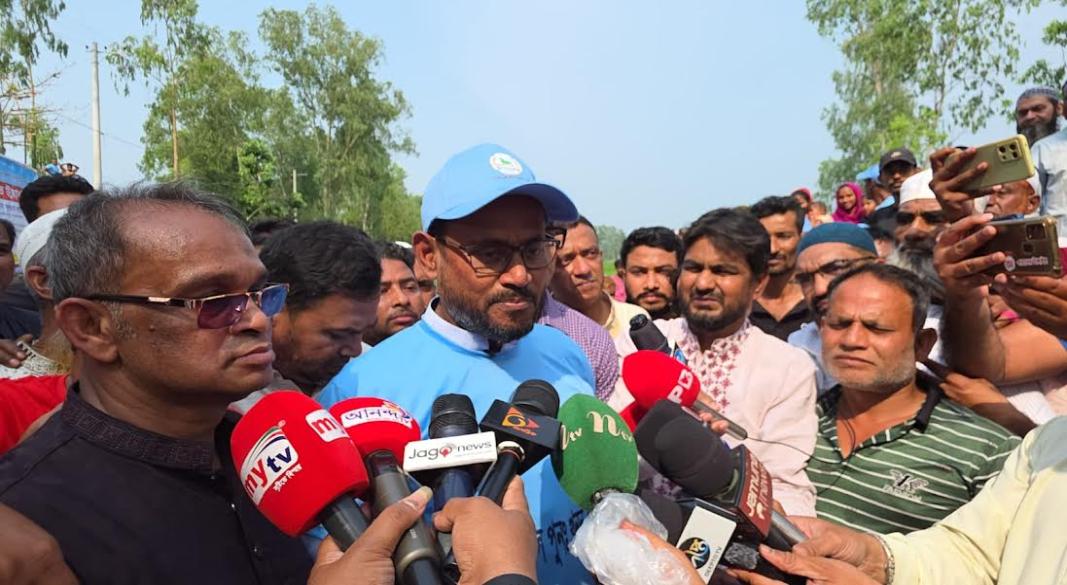 আজ দুপুরে টাঙ্গাইলের গোপালপুর উপজেলার গোলাবাড়ি এলাকায় রাজখাল খনন প্রকল্পের উদ্বোধনের পর সাংবাদিকদের প্রশ্নের জবাব দেন প্রাণিসম্পদ প্রতিমন্ত্রী সুলতান সালাউদ্দিন টুকু।