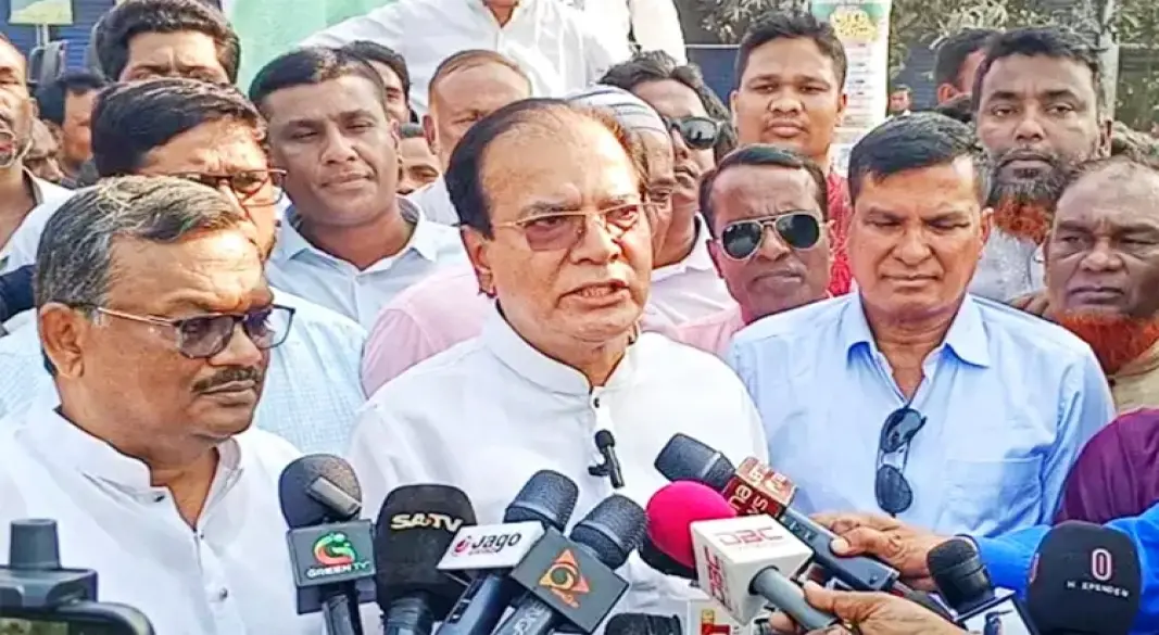 দুর্যোগ ব্যবস্থাপনা ও ত্রাণমন্ত্রী আসাদুল হাবিব দুলু শুক্রবার লালমনিরহাটের গোকুণ্ডা বাজারে সর্বস্তরের মানুষের সঙ্গে শুভেচ্ছা বিনিময়কালে কথা বলেন।