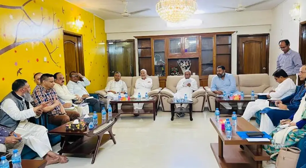 শ্রম ও কর্মসংস্থান মন্ত্রী আরিফুল হক চৌধুরী শুক্রবার ঢাকায় বেইলি রোডে নিজ সরকারি বাসভবনের অফিস কক্ষে উচ্চ পর্যায়ের এক সভায় কথা বলেন। ছবি: পিআইডি