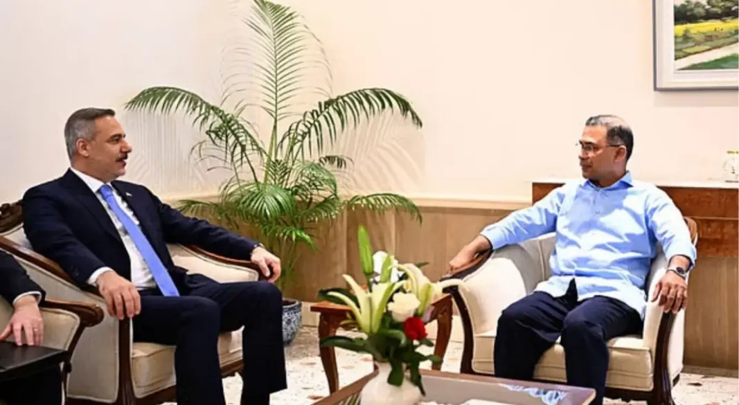 রাজধানীর তেজগাঁওয়ে প্রধানমন্ত্রীর কার্যালয়ে তুরস্কের পররাষ্ট্রমন্ত্রী হাকান ফিদান প্রধানমন্ত্রী তারেক রহমানের সঙ্গে সৌজন্য সাক্ষাৎ করেন। ছবি: তুরস্কের পররাষ্ট্র মন্ত্রণালয়ের এক্স অ্যাকাউন্ট থেকে