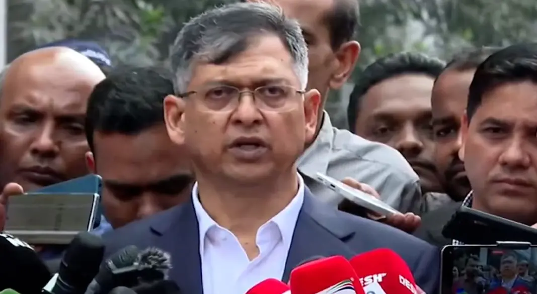 সাংবাদিকদের সঙ্গে আলাপকালে স্বরাষ্ট্রমন্ত্রী। ছবি : সংগৃহীত