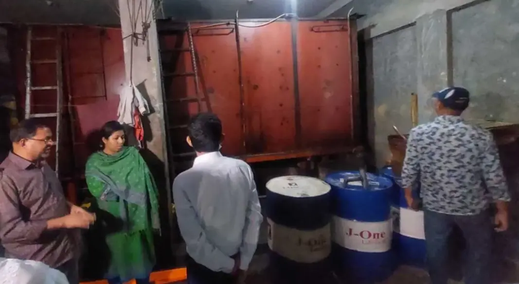 আবাসিক ভবনের নিচতলায় অবৈধভাবে ডিজেল মজুতের অভিযোগে ভ্রাম্যমাণ আদালতের অভিযান। ছবি: সংগৃহীত