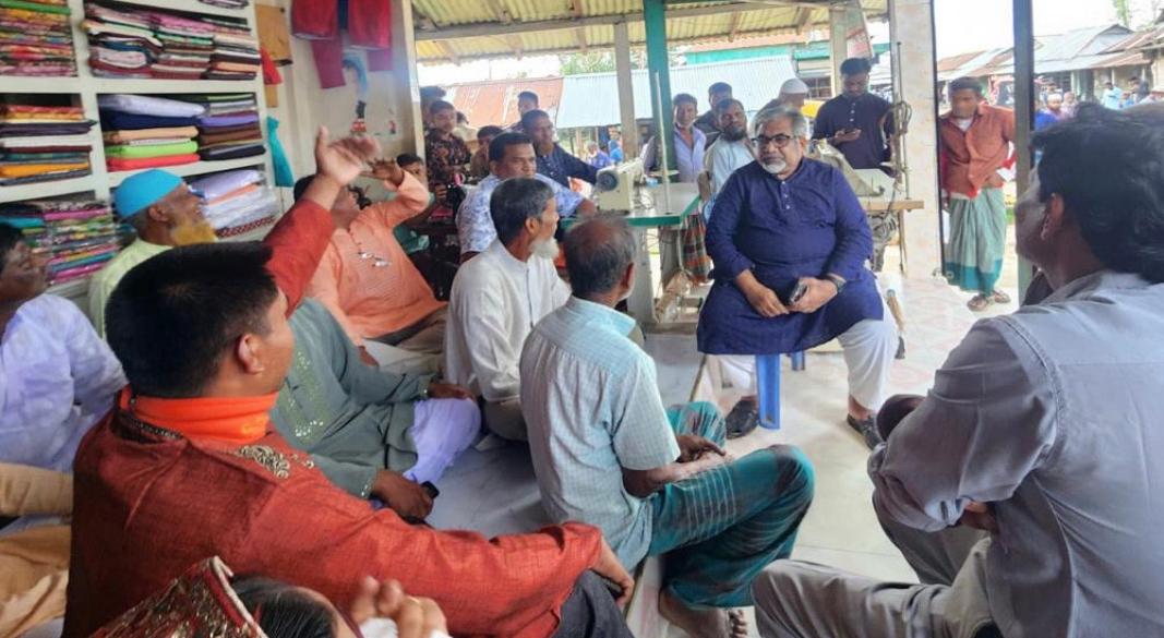 শহীদ সৈয়দ নজরুল ইসলাম মেডিকেল কলেজ হাসপাতালের সামনে ভিড় করেন নবজাতকের স্বজনরা।