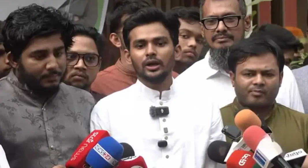 সাংবাদিকদের সঙ্গে আলাপকালে জাতীয় নাগরিক পার্টির (এনসিপি) মুখপাত্র আসিফ মাহমুদ সজীব ভূঁইয়া। ছবি: ভিডিও থেকে নেওয়া