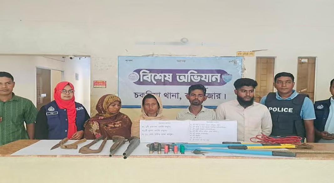 পুলিশ সদস্যদের সঙ্গে গ্রেপ্তার হওয়া চারজন