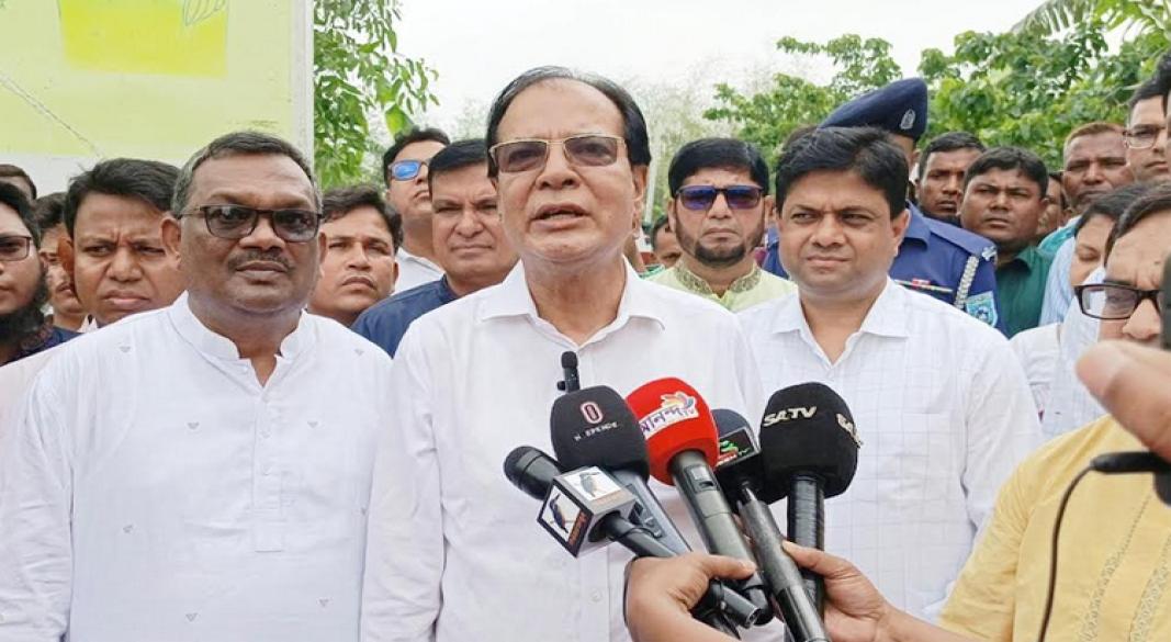 ত্রাণমন্ত্রী আসাদুল হাবিব দুলু শুক্রবার লালমনিরহাট জেলা সদরের ইটাপোতা সরকারি প্রাথমিক বিদ্যালয় ও বন্যা আশ্রয়কেন্দ্র নির্মাণ কাজের ভিত্তিপ্রস্তর স্থাপনকালে কথা বলেন