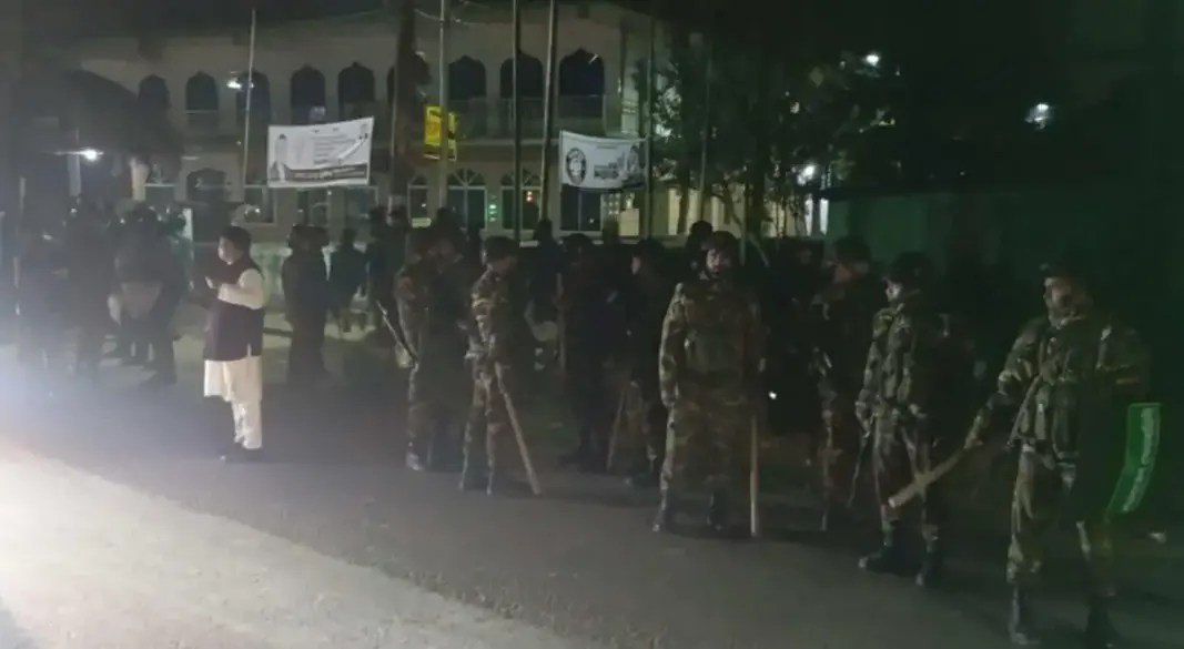 পরিস্থিতি নিয়ন্ত্রণে আইনশৃঙ্খলা বাহিনীর সদস্যরা। ছবি : সংগৃহীত