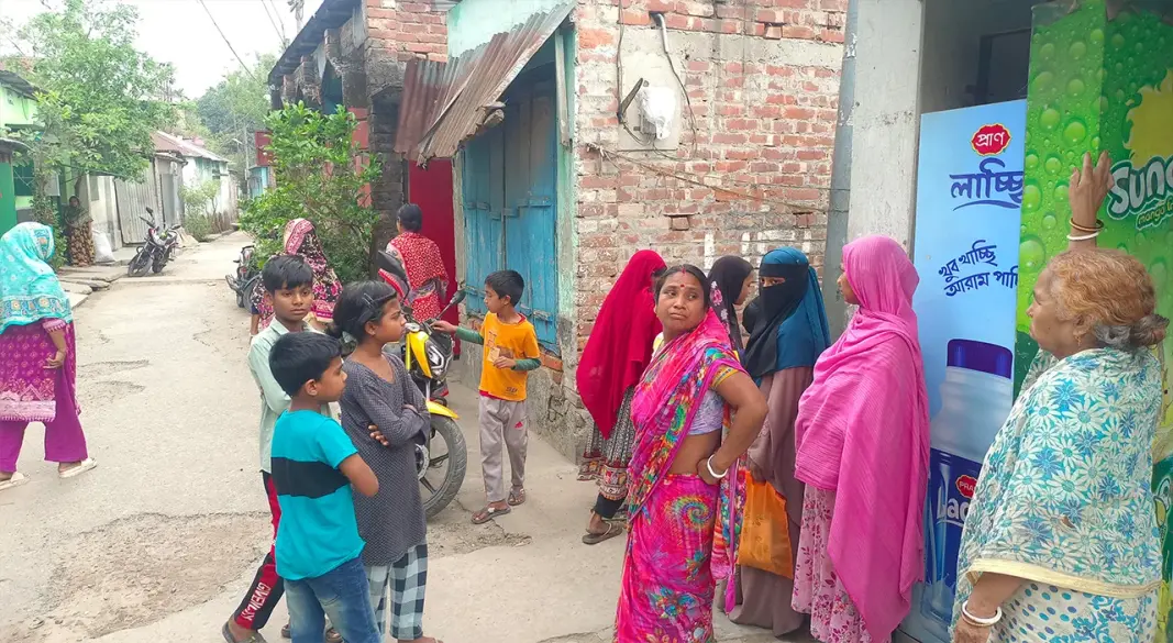 মৃতের বাড়িতে স্বজনরা।ছবি: সংগৃহীত