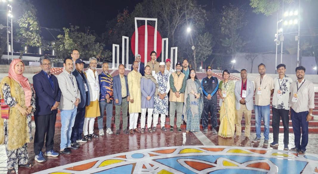 ঢাবি বিশ্ববিদ্যালয়ের উপাচার্য অধ্যাপক ড. নিয়াজ আহমদ খান বৃহস্পতিবার রাতে কেন্দ্রীয় শহীদ মিনার পরিদর্শন করেন।