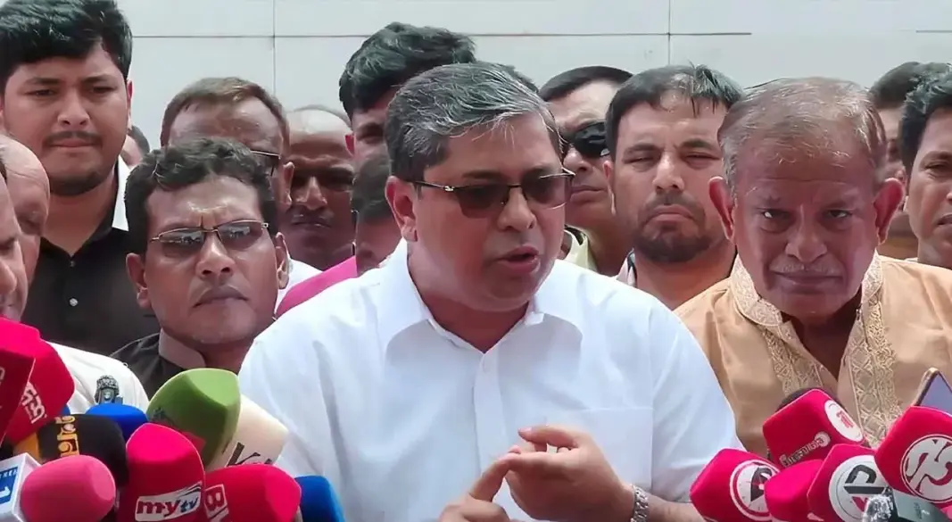 সাংবাদিকদের সঙ্গে আলাপকালে স্থানীয় সরকার প্রতিমন্ত্রী মীর শাহে আলম। ছবি: সংগৃহীত
