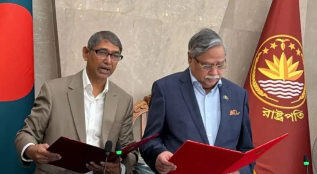 প্রেসিডেন্ট মো. সাহাবুদ্দিন ও টাঙ্গাইল ৮ আসনের সংসদ সদস্য আহমেদ আজম খান। ছবি: সংগৃহীত