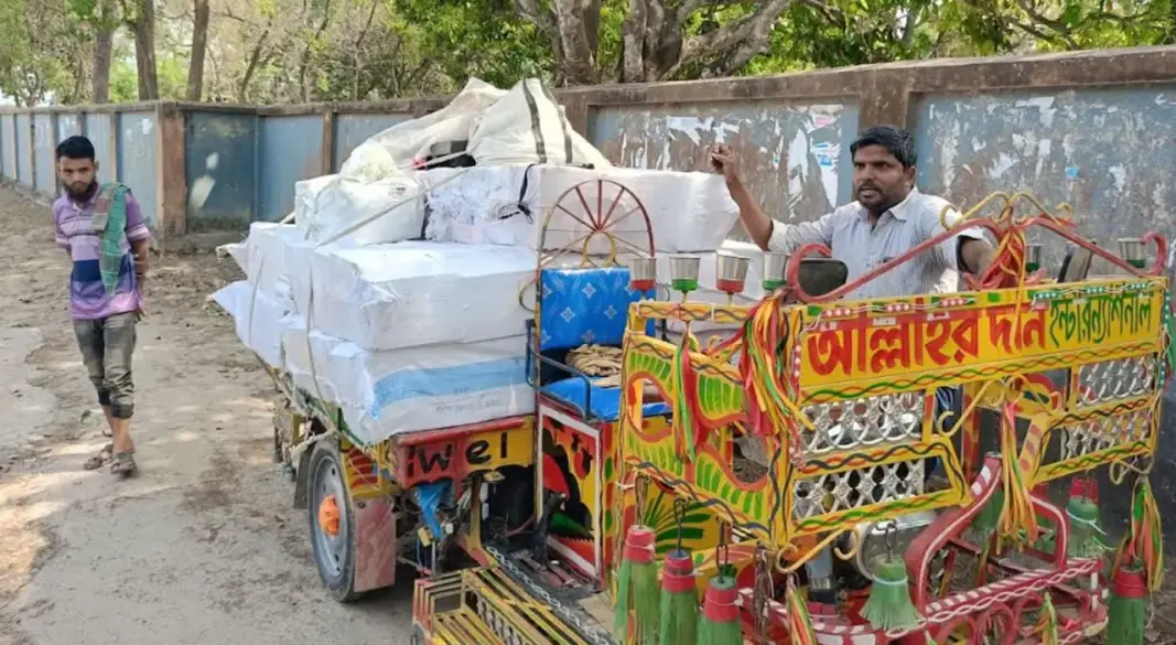 অটোরিকশাযোগে সরকারি বই নিয়ে যাচ্ছে।