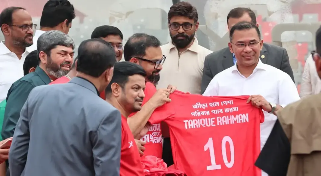 প্রধানমন্ত্রীর হাতে ১০ নম্বর জার্সি তুলে দেন ক্রীড়া প্রতিমন্ত্রী। ছবি : সংগৃহীত