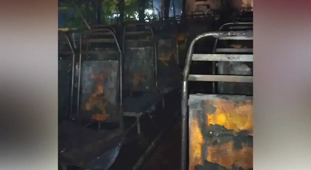 দুর্বৃত্তদের দেওয়া আগুনে পুড়ে গেছে বাসটি। ছবি : সংগৃহীত