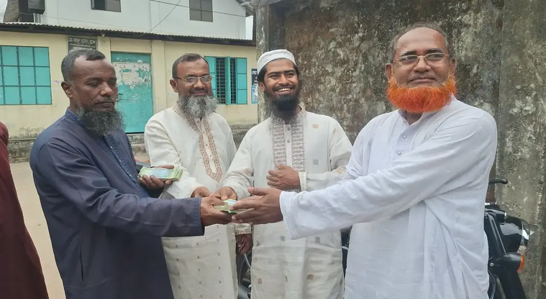 কুড়িয়ে পাওয়া টাকা প্রকৃত মালিকের হাতে তুলে দিয়েছেন মো. বশির উদ্দিন নামে এক ব্যবসায়ী।