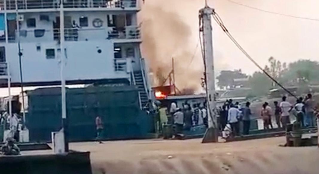 পাটুরিয়ায় একটি ফেরিতে অগ্নিকাণ্ড ঘটেছে। ছবি : সংগৃহীত