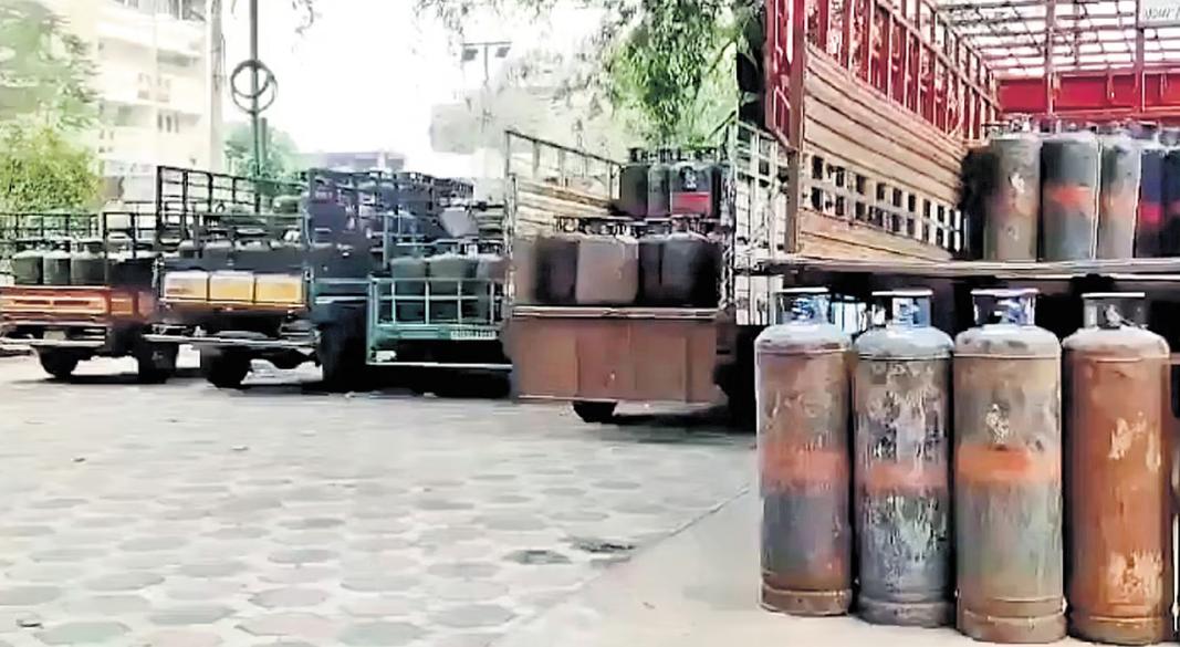 জব্দ করা সিলিন্ডার। ছবি : সংগৃহীত