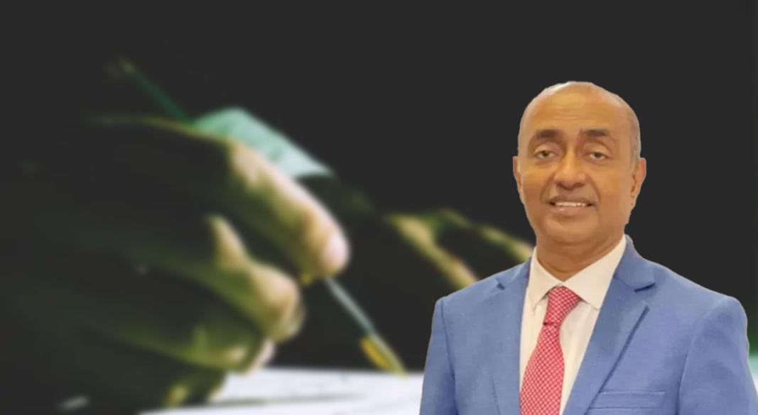 সম্পত্তি লিখে দেওয়া হচ্ছে এবং আইনমন্ত্রী মো. আসাদুজ্জামান। ছবি: সংগৃহীত