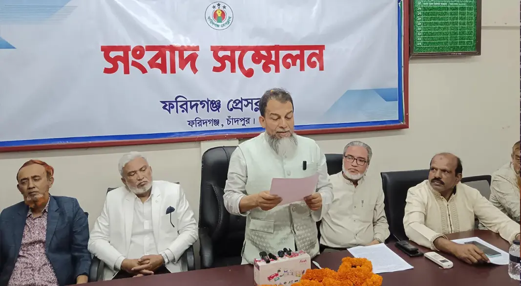 ফরিদগঞ্জ প্রেস ক্লাবে আয়োজিত সংবাদ সম্মেলনে লিখিত বক্তব্য পাঠ করেন আলহাজ এম এ হান্নান। ছবি : সংগৃহীত