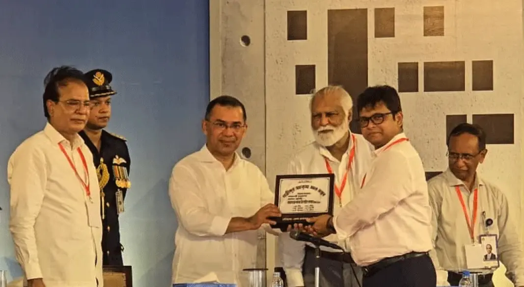 প্রধানমন্ত্রী তারেক রহমানের হাতে স্মারক তুলে দিচ্ছেন গাজীপুরের জেলা প্রশাসক মো. নূরুল করিম ভূঁইয়া