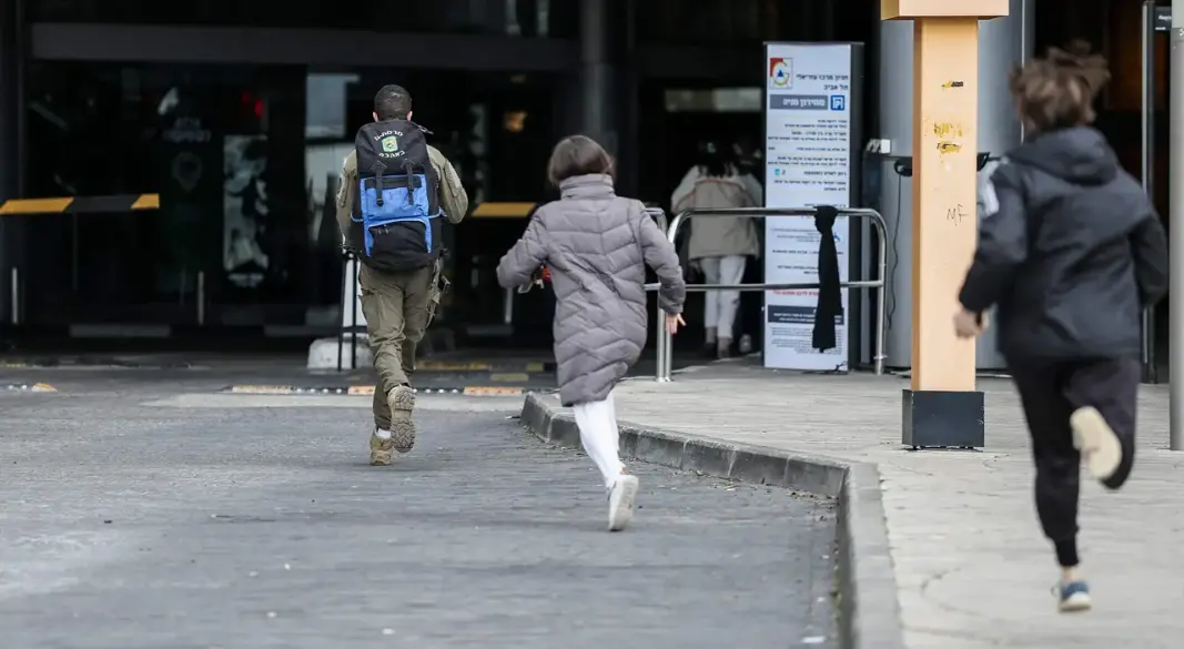 সতর্কতামূলক সাইরেন বাজার পর ইসরায়েলিরা নিরাপদ আশ্রয়ের দিকে ছুটছেন। ছবি : সংগৃহীত