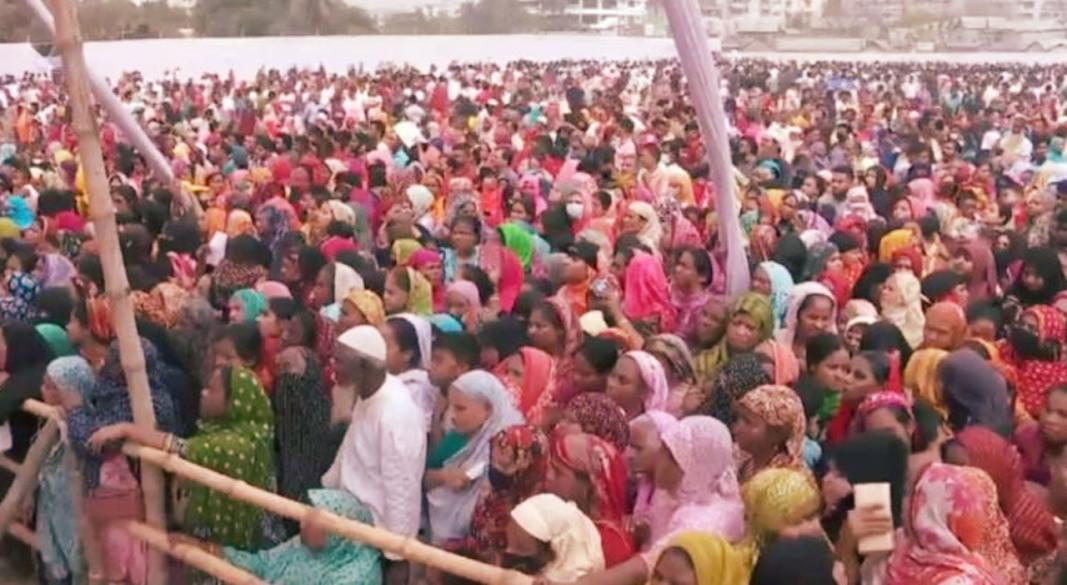 রাজধানীর মহাখালীর টিঅ্যান্ডটি কলোনি মাঠে ফ্যামিলি কার্ড কর্মসূচির উদ্বোধন উপলক্ষে অনুষ্ঠান।