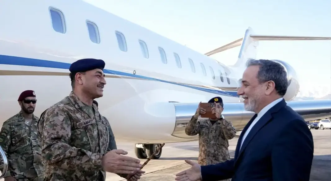 পাকিস্তানের সেনাপ্রধানের সঙ্গে ইরানের পররাষ্ট্রমন্ত্রী আব্বাস আরাগচি। ছবি: সংগৃহীত