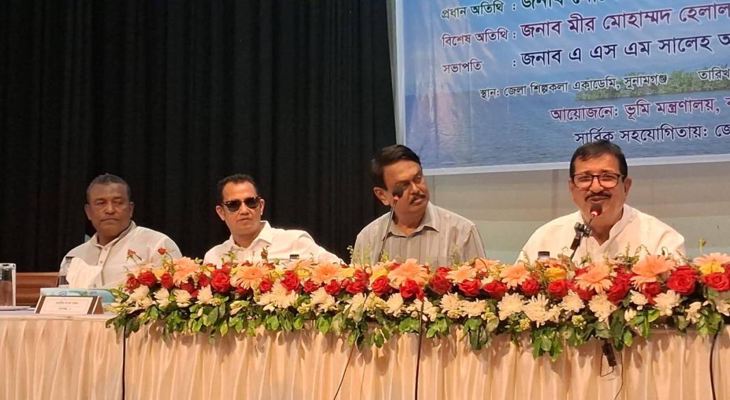 ভূমিমন্ত্রী মিজানুর রহমান মিনু শনিবার সুনামগঞ্জ শিল্পকলা একাডেমি মিলনায়তনে সরকারি জলমহাল আইন-২০২৬ এর খসড়া চূড়ান্তকরণ শীর্ষক কর্মশালায় প্রধান অতিথির বক্তব্য দেন