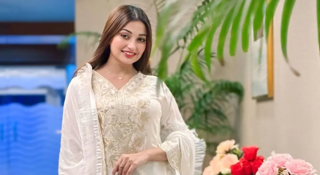 আইফোন ছিনতাই হয়ে গেল নায়িকার। ছবি: সংগৃহীত