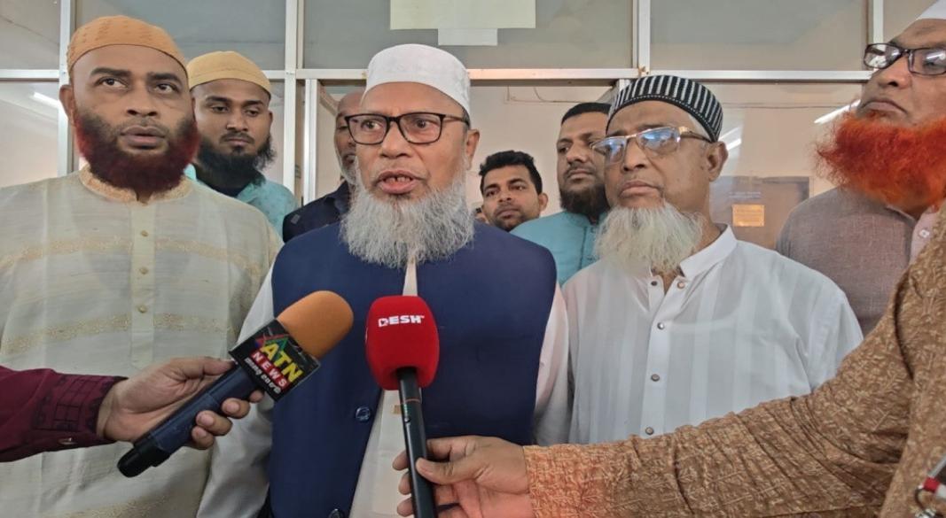 কুমিল্লা মেডিক্যাল কলেজ হাসপাতালে আহতদের খোঁজখবর নেওয়া শেষে গণমাধ্যমের সঙ্গে কথা বলছেন জামায়াতের কেন্দ্রীয় সহকারী সেক্রেটারি জেনারেল মাওলানা এ টি এম মাসুম।