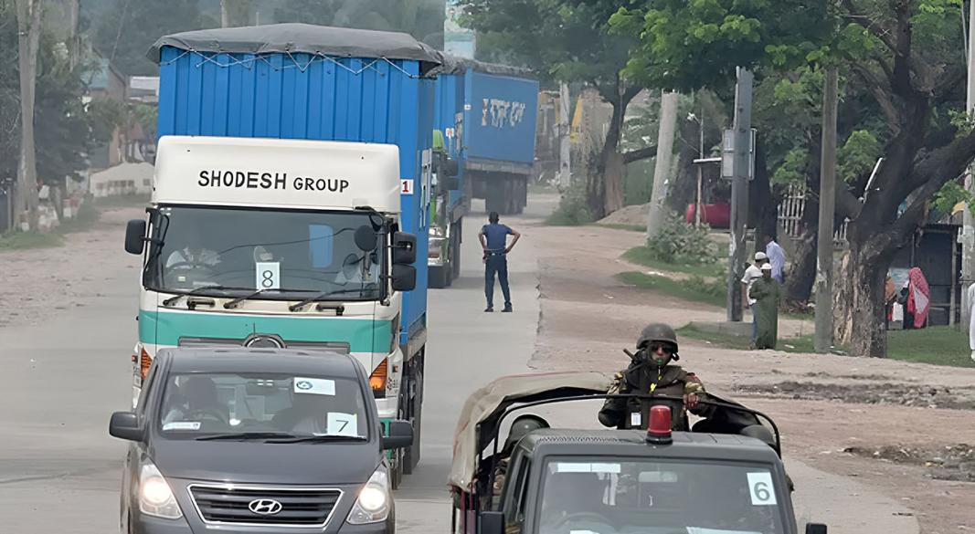 সেনাবাহিনীর কড়া নিরাপত্তায় রূপপুর পারমাণবিক বিদ্যুৎকেন্দ্রের পথে ইউরেনিয়াম। ছবি: সংগৃহীত