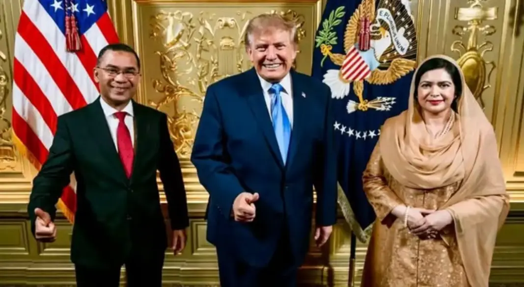 যুক্তরাষ্ট্রের প্রেসিডেন্ট ডোনাল্ড ট্রাম্পের সঙ্গে প্রধানমন্ত্রী তারেক রহমান ও ডা. জুবাইদা রহমান। ছবি: সংগৃহীত