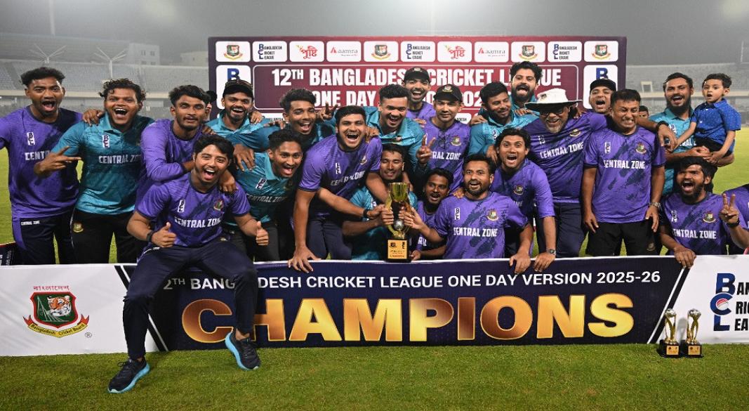 ট্রফি নিয়ে চ্যাম্পিয়ন মধ্যাঞ্চল দলের উচ্ছ্বাস। আজ মিরপুর শেরেবাংলা স্টেডিয়ামে।