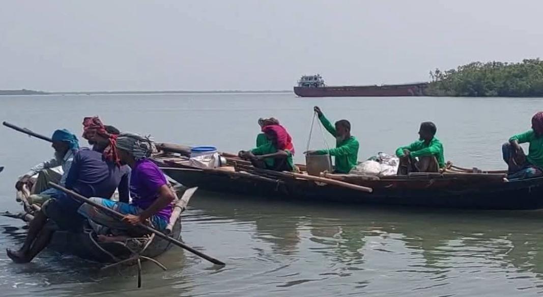 মধু আহরণে সুন্দরবনের উদ্দেশ্যে যাত্রা করেছেন একদল মৌয়াল। বুধবার সাতক্ষীরার শ্যামনগরের খোলপেটুয়া নদীতে। ছবি : সংগৃহীত